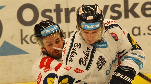 Vtkovick hokejista Petr Kafka (vpravo) v souboji s olomouckm Jim pou.