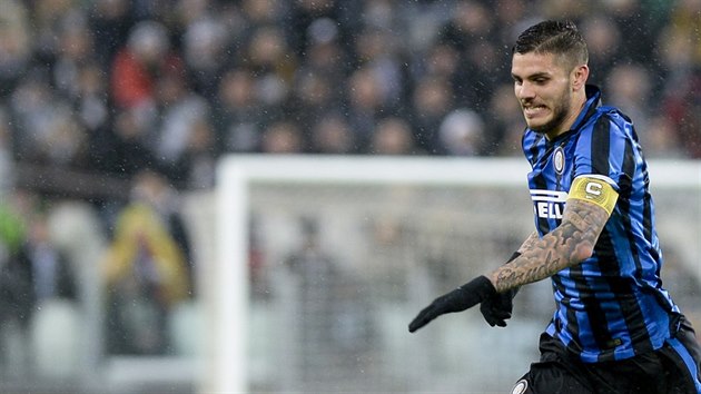 Mauro Icardi z Interu Miln v utkn s Juventusem