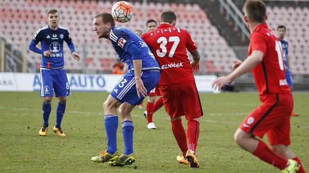 Momentka z duelu Brna (erven) a Olomouce