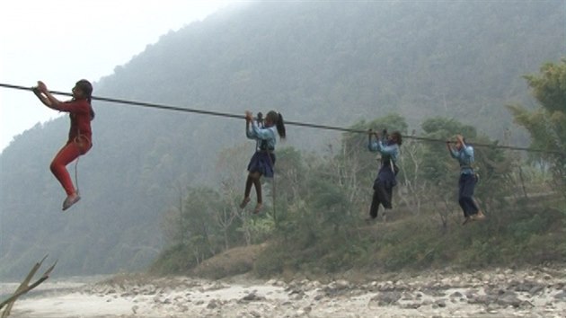 Aby se dostaly do koly, mus dti z vesnice Dhading v oblasti Benighat v Neplu perukovat pes eku po lan.