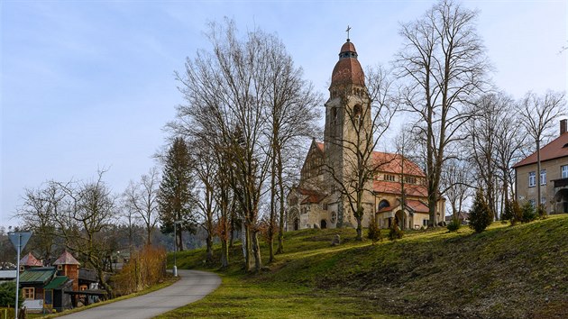 Kostel ve tchovicch je zasvcen patronu Svatojnskch proud, loa, vora, fa, mlyn a zpovdnk - sv. Janu Nepomuckmu.
