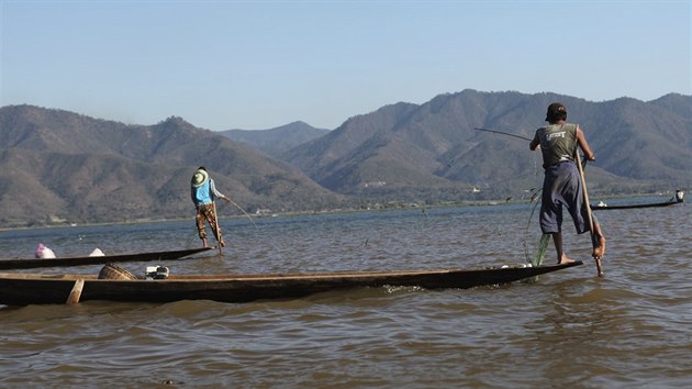 Barma, jezero Inle, vyhlen mstn rarita. Veslovn pomoc jedn nohy je zapsno na seznamu svtovho ddictv i UNESCO.