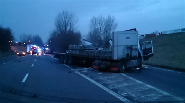 Na silnici I/55 na Hodonnsku se srazilo osobn auto s kamionem.