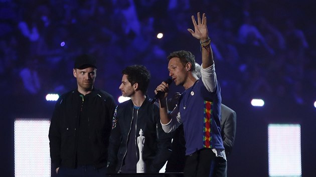 Coldplay přebírají cenu pro nejlepší britskou skupinu. (Brit Awards, Londýn, 24. února 2016)