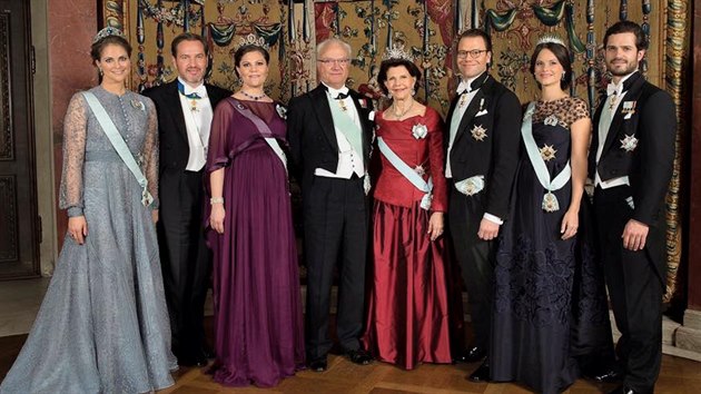 Švédská princezna Madeleine, její manžel Chris O’Neill, korunní princezna Victoria, král Carl XVI. Gustaf, královna Silvia, princ Daniel, princezna Sofia a princ Carl Philip  (Stockholm, 10. prosince 2015)
