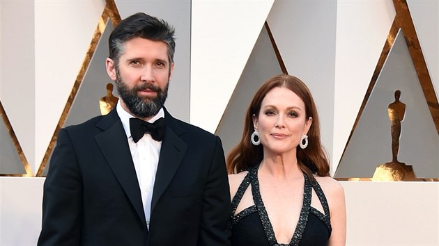 Reisr Bart Freundlich se svou enou Julianne Moore (Los Angeles, 28. nora 2016)