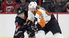 John-Michael Liles (vlevo) z Caroliny a Jakub Voráek z Philadelphie.