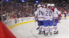 Hokejisté Montrealu oslavují branku, kterou vstelil Tomá Fleischmann (íslo...
