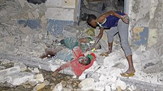 Výbuch náloe u hotelu v Mogadiu zabíjel kolemjdoucí (26. února 2016)
