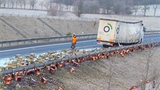 Na Chebsku havaroval kamion, vysypaly se z n�j desítky p�epravek s lahvovým...