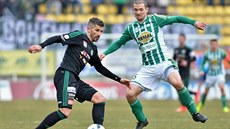 P�íbramský Jan Rezek (vlevo) v souboji s a Davidem Bartkem z Bohemians.