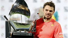 Stanislas Wawrinka s trofejí pro vít�ze turnaje v Dubaji