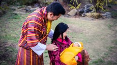 Král Jigme Khesar Namgyel Wangchuck s manelkou a synem na oficálních...