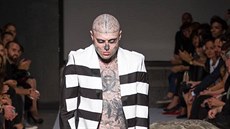 Model Rick Genest na pehlídce léto 2015