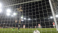 ACH JO. Petr Čech jde do sítě pro míč poté, co mu Lionel Messi z penalty...