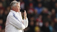 Zamy�lený trenér Chelsea Guus Hiddink b�hem utkání proti Southamptonu.