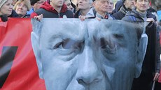 Pes sedm a pl tisíce lidí se v sobotu odpoledne zúastnilo pochodu Moskvou u...