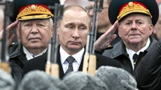 Ruský prezident Vladimir Putin pi kladení vnce u hrobu neznámého vojáka v...