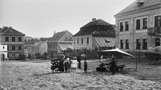 Námstí ve Svtlé nad Sázavou na aktuálním snímku a kolem roku 1898 