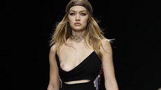 Gigi Hadidová v neposlušných šatech Donatelly Versace