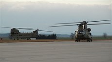 Americké vrtulníky CH-47 Chinook plánovan tankovaly na základn v Námti nad...