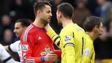 DVA HRDINOVÉ Lukasz Fabianski ze Swansea a Hugo Lloris z Tottenhamu se zdraví...