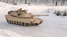 Americký tank M1A1 Abrams v norských slubách jede smykem po zmrzlé cest v...