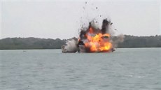 Indonéské námonictvo odpálilo 31 lodí ilegálních rybá. (22. února 2016)