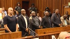Radovan Krejí (první vlevo) eká na rozsudek ped jihoafrickým soudem. (23....