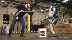 Nová generace humanoidních robot ustojí i ouchanec hokejkou