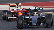 Lewis Hamilton (vpedu) a Sebastian Vettel pi testování na okruhu v Barcelon.
