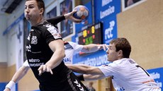 Václav Klimt z Lovosic pálí v utkání proti Jiínu.