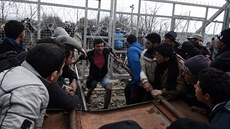Uprchlíci se snaí prorazit plot provizorním beranidlem  (29. února 2016).