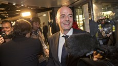 Evropský kandidát na prezidenta FIFA Gianni Infantino pichází na volební...