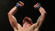 Zápasník MMA Michael Bisping se raduje z vítzství nad Andersonem Silvou (27....