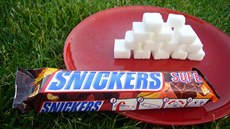 Snickers - Velká tyinka Snickers obsahuje 54 gram cukru a to se rovná tém...