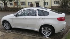 Luxusní BMW X6 vandal polil fasádní barvou.