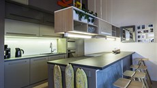 Kuchyská linka s ostrvkem a barovou deskou pro píleitostné stolování