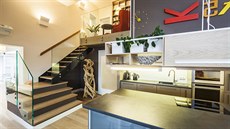 Kuchy�ská linka s ostr�vkem a barovou deskou pro p�íle�itostné stolování,...