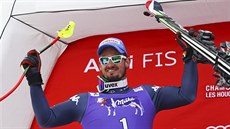 Italský lya Dominik Paris se raduje z triumfu ve sjezdu v Chamonix.