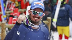 Italský lya Dominik Paris se raduje z triumfu ve sjezdu v Chamonix.