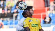 Ostravský obránce Luká Vratil (vlevo) v souboji se zlínským útoníkem Dame...