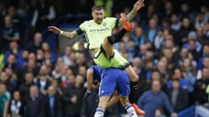Aleksandar Kolarov (nahoe) z Manchesteru City pi sráce s Diegem Costou z...