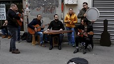 Syrští a iráčtí hudebníci vystupují v ulicích turecké metropole Istanbul. (17....