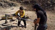 Civilisté spravují vodovodní potrubí v rebely ovládaném mst al-Ghariyah...