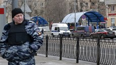 Ruský policista stojí u stanice metra, kde byla zadrena údajná vraedkyn....