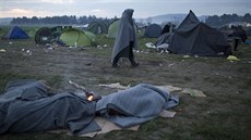 Poté, co Makedonie zpísnila vstup pro uprchlíky, ekají na ecko-makedonských...