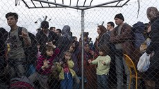 U pechodu Idomeni mezi eckem a Makedonií nyní eká asi 6 500 uprchlík....
