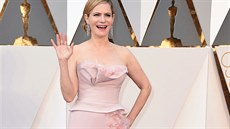 Jennifer Jason Leighová oblékla sv�tle r��ové �aty Marchesa s korzetovými topem...