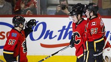 Johnny Gaudreau, Jií Hudler a Sean Monahan (zleva) slaví gól Calgary.